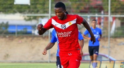 סוארז מנסה לעצור את קולה (יניב גונן)