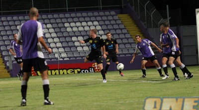 לירון דיאמנט מנסה לכבוש עם העקב (גיא בן זיו)