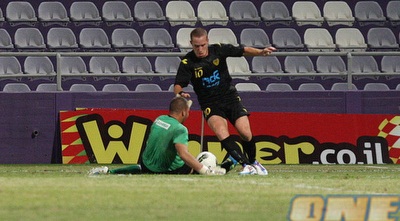 לירון דיאמנט מתמהמה מול דין אזולאי (גיא בן זיו)