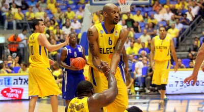 דווין סמית´ מנסה להרים את סופו. משחק מצוין לגארד (יניב גונן)