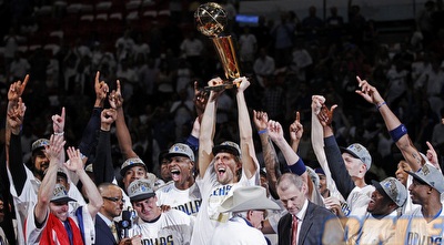 נוביצקי חוגג אליפות. ישחק לצד רנדל? (רויטרס)