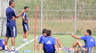 גיא לוזון ושחקניו. &qout;בוחן את השחקנים הראויים ל-2013&qout; (משה חרמון) גיא לוזון ושחקניו. &qout;בוחן את השחקנים הראויים ל-2013&qout; (משה חרמון)