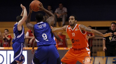 דרווין קיצ´ן שומר את טוויטי קרטר (יוסי ציפקיס) דרווין קיצ´ן שומר את טוויטי קרטר (יוסי ציפקיס)