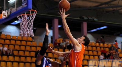 ניצן חנוכי עולה לסל (יוסי ציפקיס)