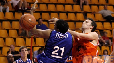 קני לאוסון נחסם על ידי ניצן חנוכי (יוסי ציפקיס) קני לאוסון נחסם על ידי ניצן חנוכי (יוסי ציפקיס)