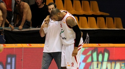 טראוויס הפצוע יורד מהמגרש (שי לוי)