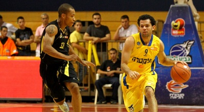 ג´ורדן פארמר לא מתקשה מול ג´רום רנדל (שי לוי) ג´ורדן פארמר לא מתקשה מול ג´רום רנדל (שי לוי)