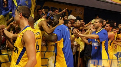 שחקני מכבי חוגגים עם האוהדים במלחה (שי לוי)