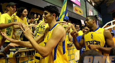 ליאור אליהו וריצ´ארד הנדריקס מקבלים אהבה מהקהל (שי לוי)