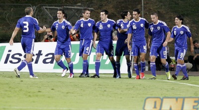 שחקני הנבחרת בשורה חוגגים שער. אשמים לא פחות מהמאמן (שי לוי)