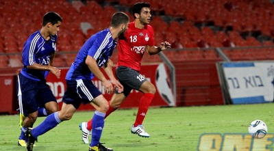 יוסי שבחון מתקדם עם הכדור, בן בוטבול ורועי קהת מביטים (יוסי ציפקיס)