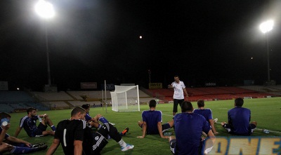 גיא לוזון מתדרך את חניכיו במחצית (איתי ישראל)