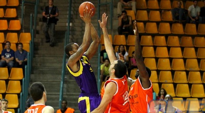 סאליבן עולה לסל. אכזבה מיכולתו (שי לוי)