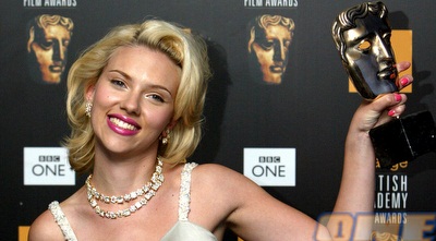 סקרלט ג´והנסון. פפה מל מעריך את היופי שלה (רויטרס)