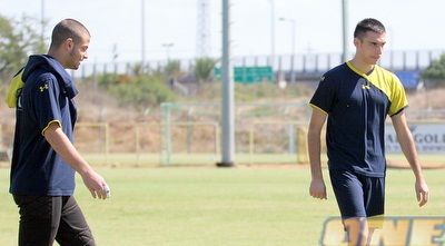 רוברטו פונצ´ץ וברק לוי. הקשר עדיין חבוש בברכו (ליאור טימור)