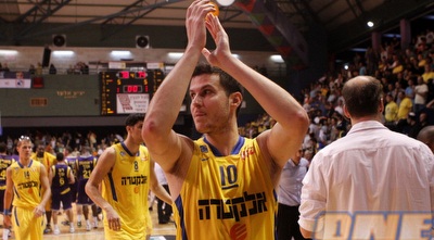 גיא פניני מודה לאוהדים בסיום הגמר (יוסי ציפקיס) גיא פניני מודה לאוהדים בסיום הגמר (יוסי ציפקיס)