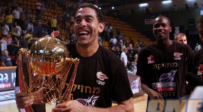 דייויד בלו לא מצליח להוריד את החיוך (יוסי ציפקיס) דייויד בלו לא מצליח להוריד את החיוך (יוסי ציפקיס)