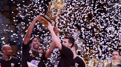 גיא פניני וריצ´ארד הנדריקס עם הגביע (יוסי ציפקיס) גיא פניני וריצ´ארד הנדריקס עם הגביע (יוסי ציפקיס)