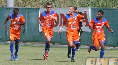 שחקני הנוער ראשל&qout;צ חוגגים. עלו מעל לקו האדום (עמית מצפה) שחקני הנוער ראשל&qout;צ חוגגים. עלו מעל לקו האדום (עמית מצפה)