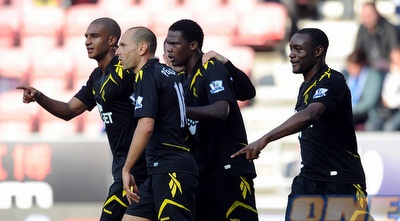 שחקני בולטון חוגגים בריחה מהמקום האחרון (GettyImages) שחקני בולטון חוגגים בריחה מהמקום האחרון (GettyImages)