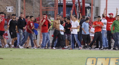 אוהדי ב&qout;ש על כר הדשא הערב (משה חרמון) אוהדי ב&qout;ש על כר הדשא הערב (משה חרמון)