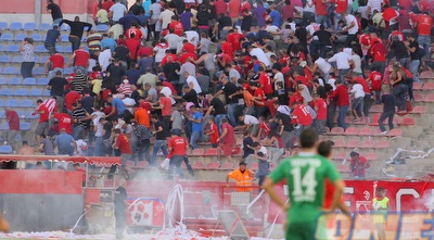 אוהדי ב&qout;ש בורחים מהיציע (משה חרמון) אוהדי ב&qout;ש בורחים מהיציע (משה חרמון)