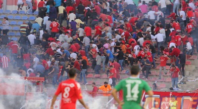 שחקנים צופים באוהדים נמלטים (משה חרמון) שחקנים צופים באוהדים נמלטים (משה חרמון)