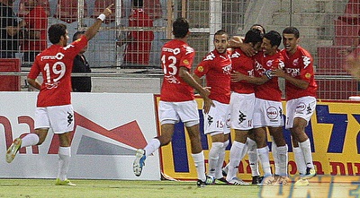 יוסי שבחון חוגג עם שחקני ב&qout;ש (משה חרמון)