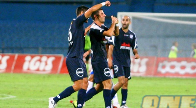 שחקני מכבי פ&qout;ת חוגגים את השער (יניב גונן)