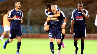 שחקני מכבי פ&qout;ת חוגגים את השני (יניב גונן)