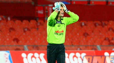 שטראובר תופס את הראש כלא מאמין (יניב גונן)