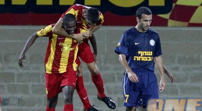 ביטון רוכב על פטי. &qout;(יוסי ציפקיס)