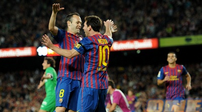 מסי חוגג עם אינייסטה (GettyImages)