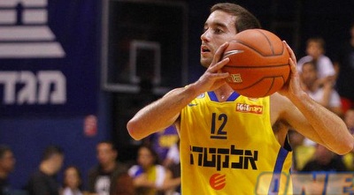 יוגב אוחיון והכדור. מאז ומתמיד נמשך לכדורסל (יוסי ציפקיס)
