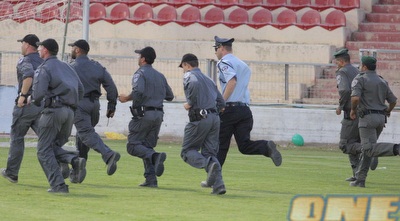 שוטרים במגרש. האלימות לא מפסיקה (משה חרמון) שוטרים במגרש. האלימות לא מפסיקה (משה חרמון)