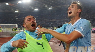 מירוסלב קלוזה וכריסטיאן ברוקי חוגגים על חשבון רומא (GettyImages)