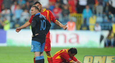 וויין רוני מבין מה עשה. התנצל על הבעיטה (GettyImages)