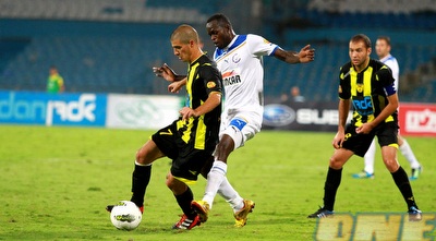 בן שושן מול זולו. ייבדק כדי לאבחן את הסיבה לכאביו (שי לוי) בן שושן מול זולו. ייבדק כדי לאבחן את הסיבה לכאביו (שי לוי)