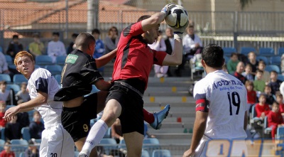 ניל אברבנל יוצא לכדור גובה (יוסי ציפקיס) ניל אברבנל יוצא לכדור גובה (יוסי ציפקיס)