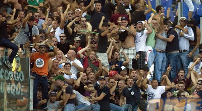 אוהדי נאפולי על הגדרות. איזו אקסטזה! (רויטרס) אוהדי נאפולי על הגדרות. איזו אקסטזה! (רויטרס)