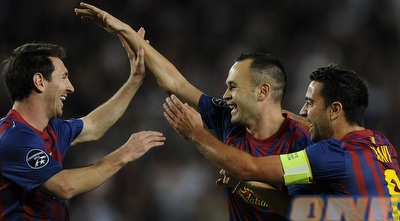 אינייסטה, מסי וצ´אבי חוגגים (GettyImages)