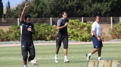 אלישע עם שאראנוב ודוידוביץ´. הסרבי ממשיך ב-11 (עמית מצפה)