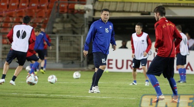 אילייה סטאן עם שחקניו. &qout;חיפה קבוצה לא צפויה&qout; (עמית מצפה)