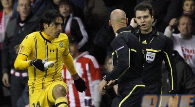 זיו עם הנעל, הקוון והשופט. צריך להיקנס על ביזיון הסמל (רויטרס)