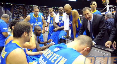 דייויד בלאט עם השחקנים (GettyImages) דייויד בלאט עם השחקנים (GettyImages)