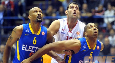 הנדריקס וסמית&acute; מתחרים עם בורוסיס בסגירה לריבאונד (GettyImages)