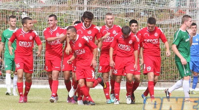 שחקני הפועל ת&qout;א חוגגים (משה חרמון) שחקני הפועל ת&qout;א חוגגים (משה חרמון)