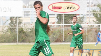 ...ורץ לחגוג לעיני המצלמה (משה חרמון) ...ורץ לחגוג לעיני המצלמה (משה חרמון)