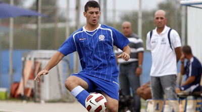 ייטב לוזון צופה בקובי אלמליח. הפסד מאכזב למכבי פ&qout;ת (יוסי ציפקיס) ייטב לוזון צופה בקובי אלמליח. הפסד מאכזב למכבי פ&qout;ת (יוסי ציפקיס)