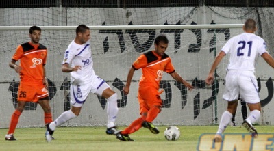 עמיר נוסבאום ויניב לביא מנסים לחסום את גלבאן (איתי ישראל)